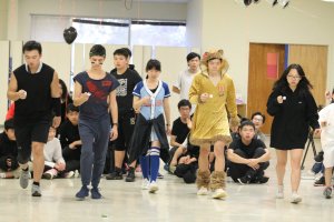 Halloween Party 2017 - <p>Hold pingpong in the spoon</p>